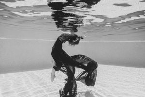 Elia-Kuhn-Photographe-2022-_Elodie-underwater-camping-selection-piscine-suite_bd-3