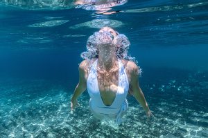 Elia-Kuhn-Photographe-2022-_Elodie-underwater-mer-heraclee_Hd-6