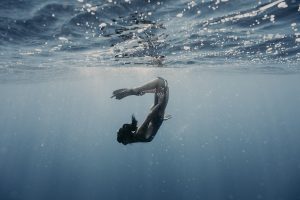 Elia-Kuhn-Photographe-2022-_Lou-underwater-pleine-mer_-bd-59