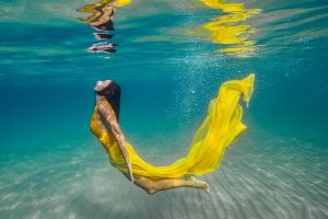 Elia-Kuhn-Photographe-2023-_Underwater-clothilde_bd-1