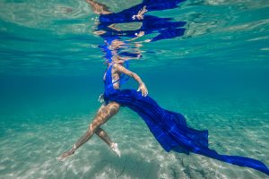 Elia-Kuhn-Photographe-2023-_Underwater-clothilde_bd-7